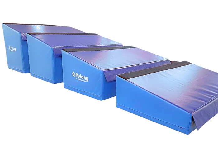 4-delt skumkile.

Består af 4 stk. skumkiler som sættes sammen med velcro.
Kan bruges enkeltvis og sammenhængende.

Foldbar.
H90/15 cm
Skumkerne 25 kg. pr. m3.
700 g/m2. PVC dug med velcro.
Kraftige bærehåndtag.
Skridsikker bund.