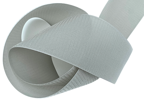 Velcro hook 10 cm mørk grå. Velcrobånd, burrebånd, hook & loop eller amerikansk lynlås, kært barn har mange navne, men vi ved alle hvad det er og kender til den smarte og praktiske brugsfunktion – det er perfekt til at holde ting sammen og holde dem 