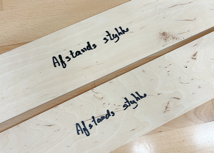 Spejl limet på 16 mm. plade med 2 stk. ophængslister pr. plade for let montering. 4 mm. spejl.
Ultra Gardian.
Poleret forkant på alle 4 sider.
Leveres med afstandslister for korrekt montage af ophængslisterne.

Montering er let, kræver 2 personer og 