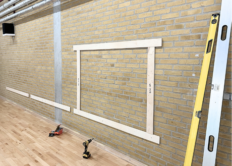 Spejl limet på 16 mm. plade med 2 stk. ophængslister pr. plade for let montering. 4 mm. spejl.
Ultra Gardian.
Poleret forkant på alle 4 sider.
Leveres med afstandslister for korrekt montage af ophængslisterne.

Montering er let, kræver 2 personer og 