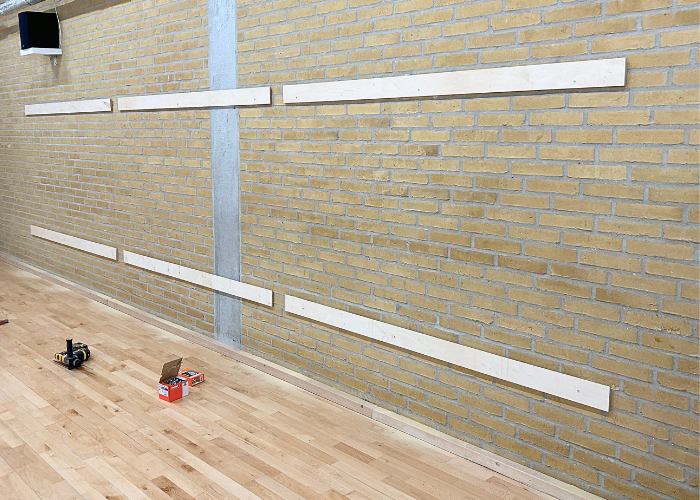 Spejl limet på 16 mm. plade med 2 stk. ophængslister pr. plade for let montering. 4 mm. spejl.
Ultra Gardian.
Poleret forkant på alle 4 sider.
Leveres med afstandslister for korrekt montage af ophængslisterne.

Montering er let, kræver 2 personer og 