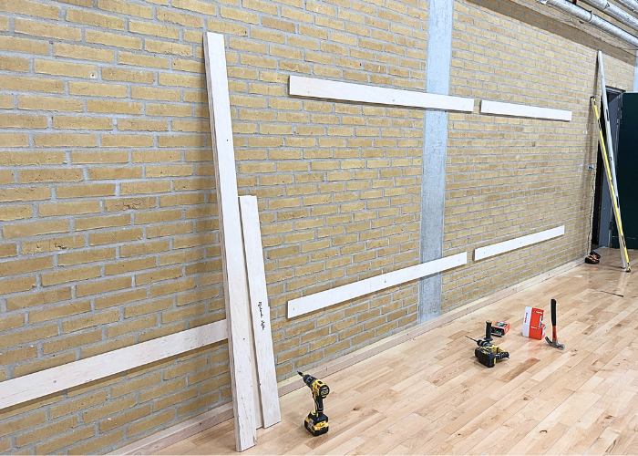 Spejl limet på 16 mm. plade med 2 stk. ophængslister pr. plade for let montering. 4 mm. spejl.
Ultra Gardian.
Poleret forkant på alle 4 sider.
Leveres med afstandslister for korrekt montage af ophængslisterne.

Montering er let, kræver 2 personer og 