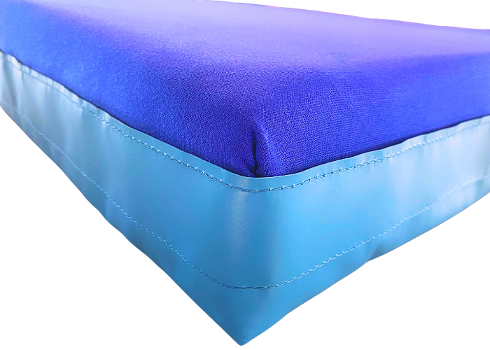 Crashmåtte med top af softbetræk. Skumkvalitet 20 kg. pr. m3. 700 g/m2 PVC dug.
Skridsikker bund.
6 stk. bærehåndtag.