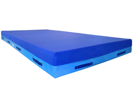 Softmåtte Basis L400

Opbygning af 2 lag skum á 15 cm.
Toplaget er en 15 cm. tyk rivefast hypersoftskum.
Bunden er en 17 kg/m3. skumkerne.
700 g/m2. PVC dug.
10 stk. kraftige bærehåndtag.
Top af strækstof.
Skridsikker bund.