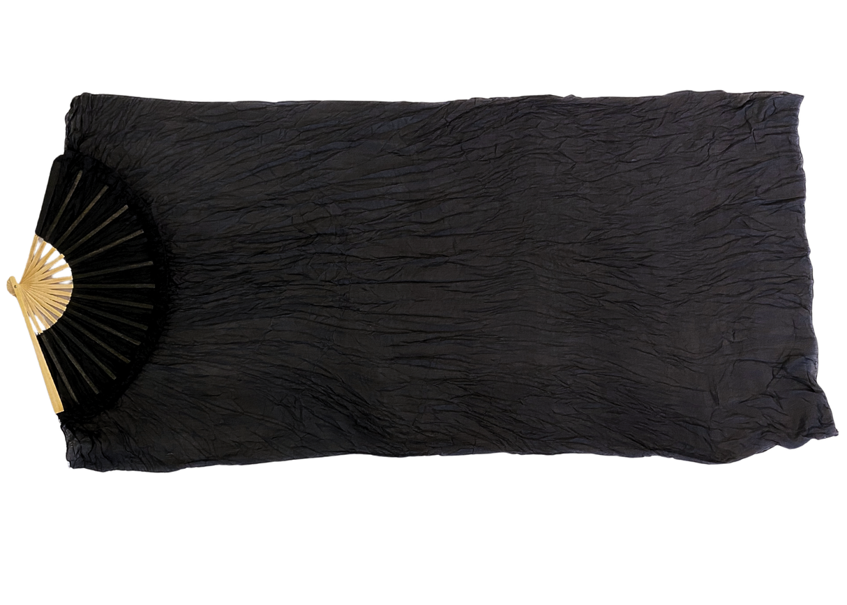 MALA viftevimpel. Viftevimpler er et af de nyeste håndredskaber på markedet. Viftevimplerne findes i flere forskellige flotte farvekombinationer.
Viftevimplen er fremstillet af 170 x 80 cm let og smidigt silkestof, monteret på en 55 cm bred vifte lav