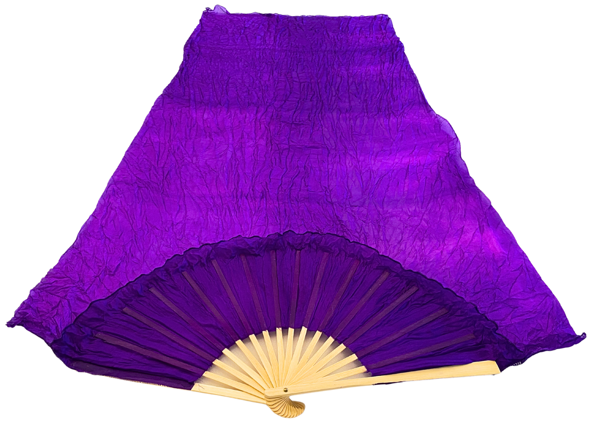 MALA viftevimpel. Viftevimpler er et af de nyeste håndredskaber på markedet. Viftevimplerne findes i flere forskellige flotte farvekombinationer.
Viftevimplen er fremstillet af 170 x 80 cm let og smidigt silkestof, monteret på en 55 cm bred vifte lav