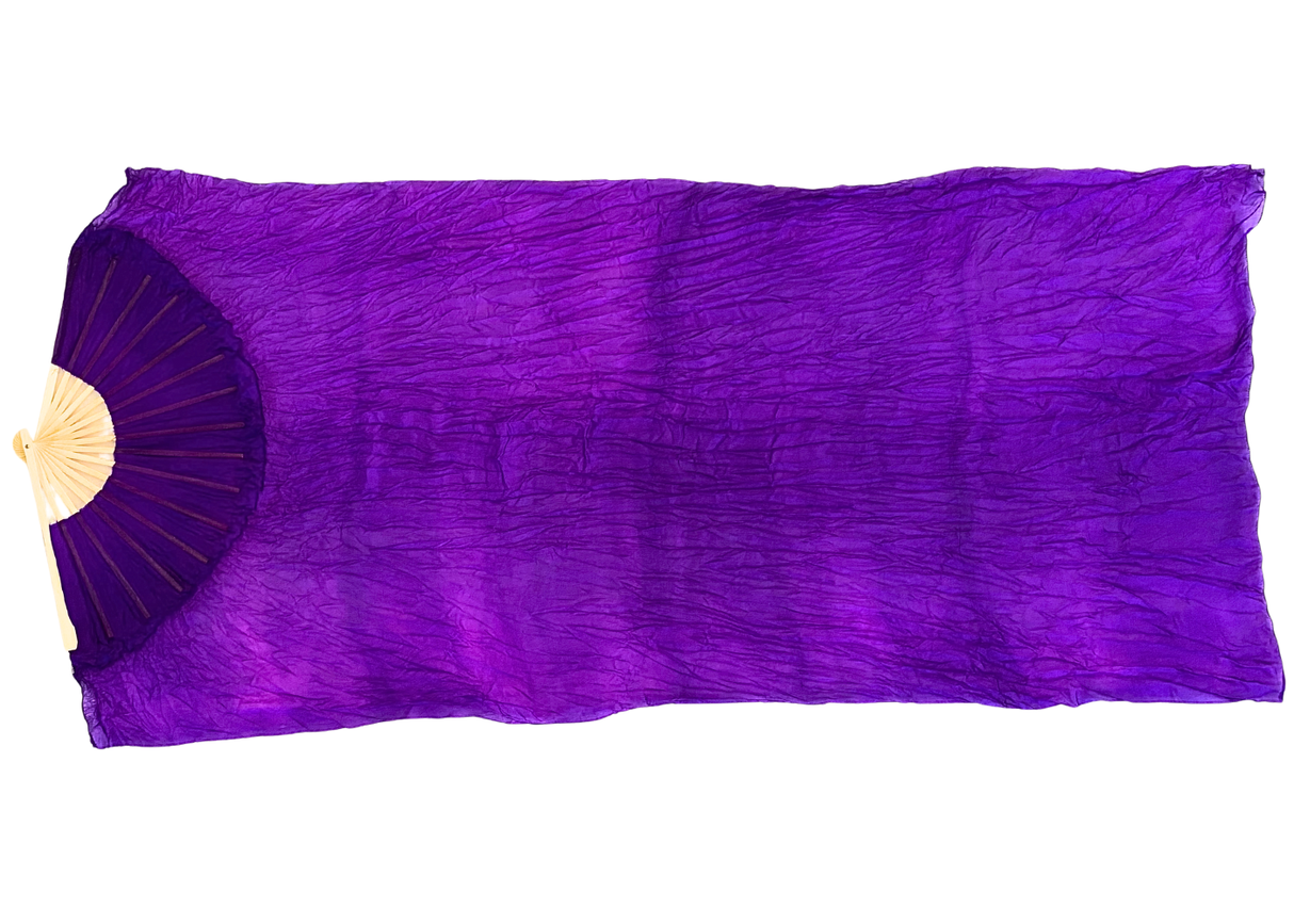 MALA viftevimpel. Viftevimpler er et af de nyeste håndredskaber på markedet. Viftevimplerne findes i flere forskellige flotte farvekombinationer.
Viftevimplen er fremstillet af 170 x 80 cm let og smidigt silkestof, monteret på en 55 cm bred vifte lav