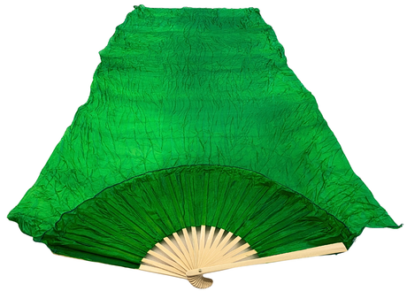 MALA viftevimpel. Viftevimpler er et af de nyeste håndredskaber på markedet. Viftevimplerne findes i flere forskellige flotte farvekombinationer.
Viftevimplen er fremstillet af 170 x 80 cm let og smidigt silkestof, monteret på en 55 cm bred vifte lav