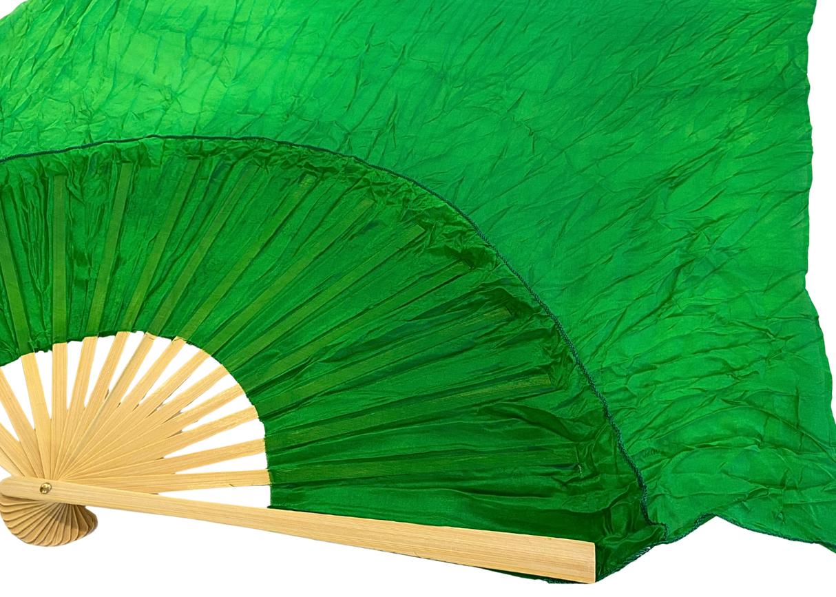 MALA viftevimpel. Viftevimpler er et af de nyeste håndredskaber på markedet. Viftevimplerne findes i flere forskellige flotte farvekombinationer.
Viftevimplen er fremstillet af 170 x 80 cm let og smidigt silkestof, monteret på en 55 cm bred vifte lav