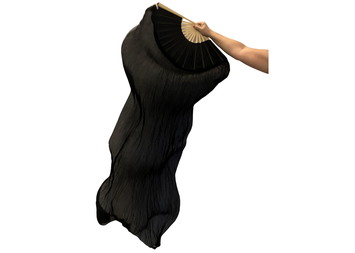 Viftevimpler er et af de nyeste håndredskaber på markedet. Viftevimplerne findes i flere forskellige flotte farvekombinationer.
Viftevimplen er fremstillet af 170 x 80 cm let og smidigt silkestof, monteret på en 55 cm bred vifte lavet af bambustræ.
E