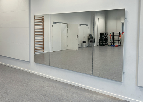 Væghængt spejlskab med sidespejle L300 cm