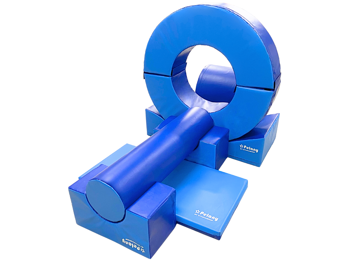 Modulsystem 3 består av:
2 kiler
1 cirkel, 2-delt
1 stor cylinder
1 mindre cylinder
2 klodser med plads til den lille cylinder
1 matte

Her får du ni fantastiske skumredskaber, som kan bruges til forhindringsbane, øvelse af balance, motorik øvelser e