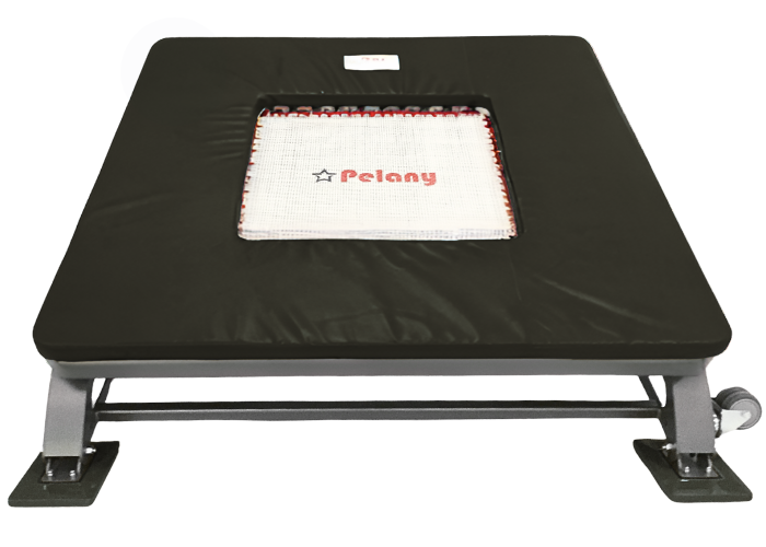 FALCON® minitrampolin fra Pelany fås i 3 forskellige modeller - til børn, junior og senior, med 32, 36 eller 40 fjedre.
Skridsikre fødder.
Pelany 2-string dug.
Stærke fjedre, med uovertruffen springkraft.
Fleksibel tilpasning af springvinkel, 4 højde