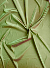 Lys Oliven.
Rytmeflag til rytmisk gymnastik, herunder både holdgymnastik og individuel gymnastik, dans, børnerytmik, motorik, bevægelseslege, træning og opvisning. Gymnastik håndredskab med flot visuel effekt. Rytmeflaget laver smukke, bølgende bevæg