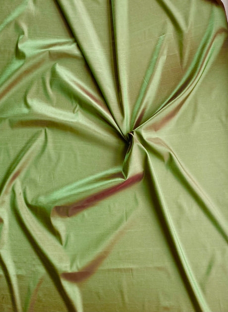 Lys Oliven.
Rytmeflag til rytmisk gymnastik, herunder både holdgymnastik og individuel gymnastik, dans, børnerytmik, motorik, bevægelseslege, træning og opvisning. Gymnastik håndredskab med flot visuel effekt. Rytmeflaget laver smukke, bølgende bevæg