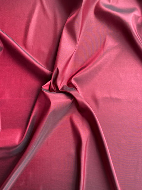 Bordeaux.
Rytmeflag til rytmisk gymnastik, herunder både holdgymnastik og individuel gymnastik, dans, børnerytmik, motorik, bevægelseslege, træning og opvisning. Gymnastik håndredskab med flot visuel effekt. Rytmeflaget laver smukke, bølgende bevægel