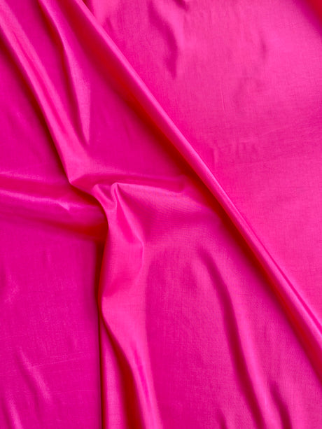 Hot Pink
Rytmeflag til rytmisk gymnastik, herunder både holdgymnastik og individuel gymnastik, dans, børnerytmik, motorik, bevægelseslege, træning og opvisning. Gymnastik håndredskab med flot visuel effekt. Rytmeflaget laver smukke, bølgende bevægels