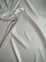 Grå. 
Rytmeflag til rytmisk gymnastik, herunder både holdgymnastik og individuel gymnastik, dans, børnerytmik, motorik, bevægelseslege, træning og opvisning. Gymnastik håndredskab med flot visuel effekt. Rytmeflaget laver smukke, bølgende bevægelser 