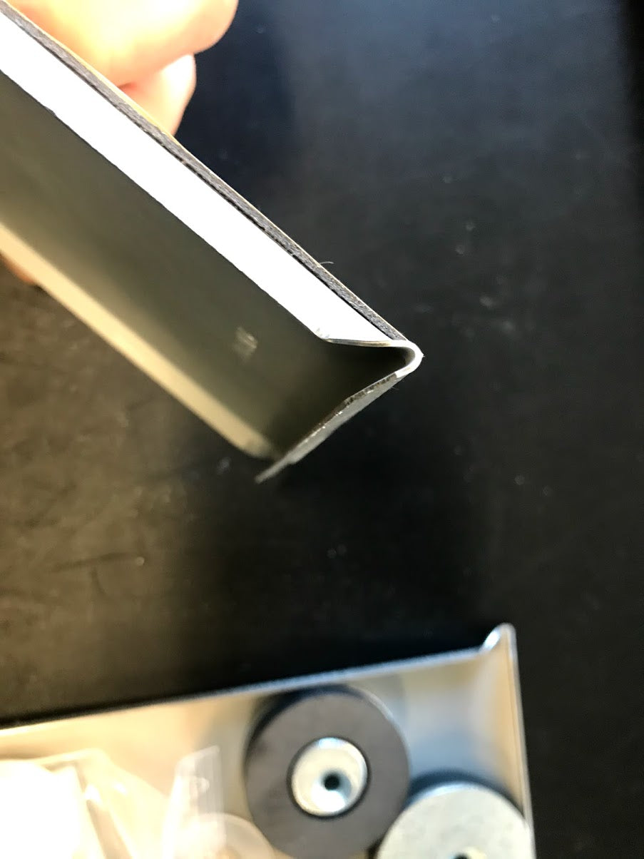 Skjult ophæng til spejle