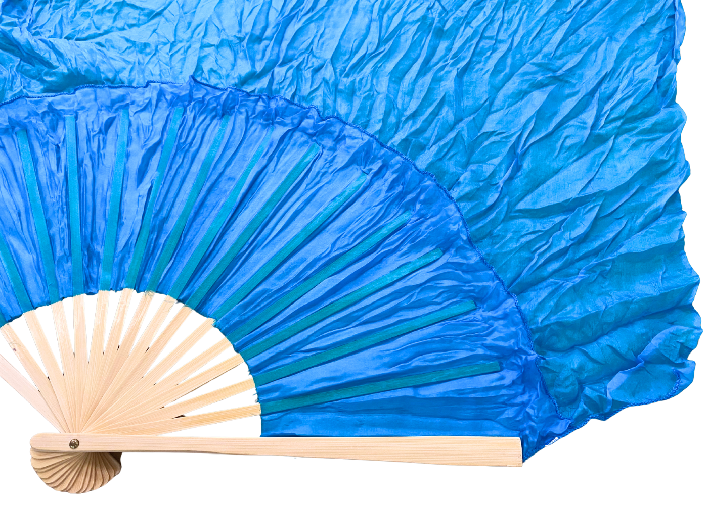 MALA viftevimpel. Viftevimpler er et af de nyeste håndredskaber på markedet. Viftevimplerne findes i flere forskellige flotte farvekombinationer.
Viftevimplen er fremstillet af 170 x 80 cm let og smidigt silkestof, monteret på en 55 cm bred vifte lav