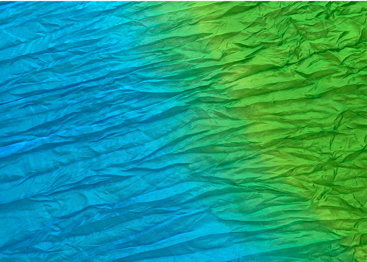 MALA viftevimpel. Viftevimpler er et af de nyeste håndredskaber på markedet. Viftevimplerne findes i flere forskellige flotte farvekombinationer.
Viftevimplen er fremstillet af 170 x 80 cm let og smidigt silkestof, monteret på en 55 cm bred vifte lav