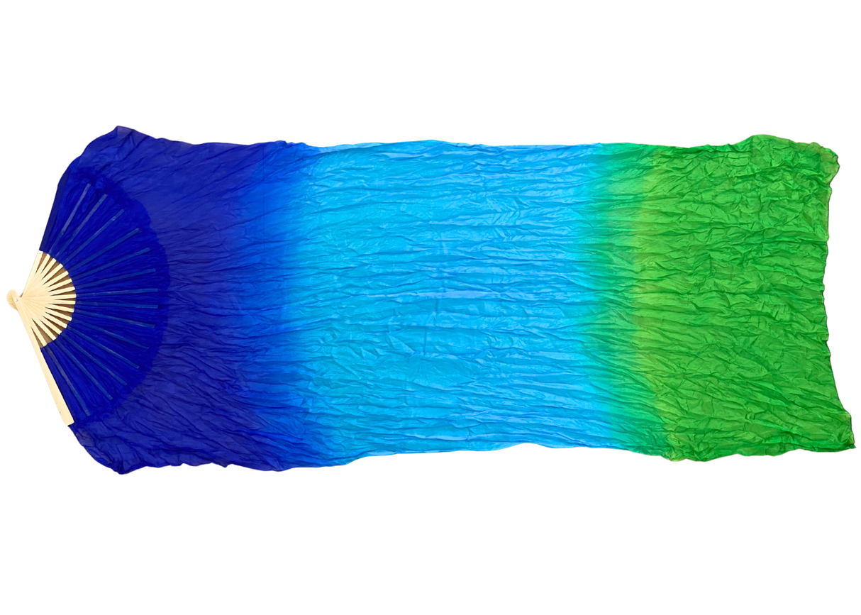 MALA viftevimpel. Viftevimpler er et af de nyeste håndredskaber på markedet. Viftevimplerne findes i flere forskellige flotte farvekombinationer.
Viftevimplen er fremstillet af 170 x 80 cm let og smidigt silkestof, monteret på en 55 cm bred vifte lav