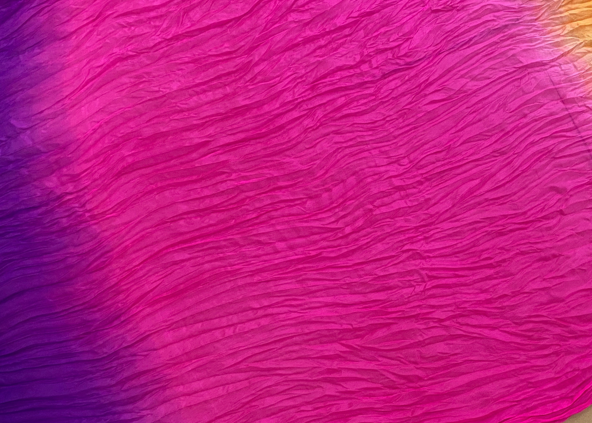 MALA viftevimpel. Viftevimpler er et af de nyeste håndredskaber på markedet. Viftevimplerne findes i flere forskellige flotte farvekombinationer.
Viftevimplen er fremstillet af 170 x 80 cm let og smidigt silkestof, monteret på en 55 cm bred vifte lav