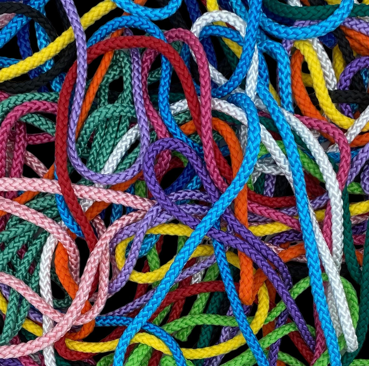 Amaya sjippetove 3m til rytmisk gymnastik. Sjippetovet fås i farverne sort, blå, grøn. petrolgrøn, turkis, lys blå, lys grøn, gul, hvid, pink lys, lilla lys, lilla mørk, pink mørk, orange og rød. 
Super godt kvalitetsprodukt fra Amaya. Sjippetov til 