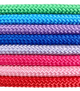 Amaya COMPETITION sjippetov.

Sjippetov til rytmisk gymnastik i absolut topkvalitet fra Amaya. FIG godkendt til konkurrencegymnastik. 
Super tæt vævning og en vægt på hele 210 g, som giver sjippetovet optimal tyngde til udførelse af komplekse sving, 