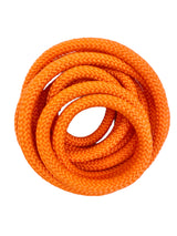 Fluo Orange
Amaya COMPETITION sjippetov.

Sjippetov til rytmisk gymnastik i absolut topkvalitet fra Amaya. FIG godkendt til konkurrencegymnastik. 
Super tæt vævning og en vægt på hele 210 g, som giver sjippetovet optimal tyngde til udførelse af kompl