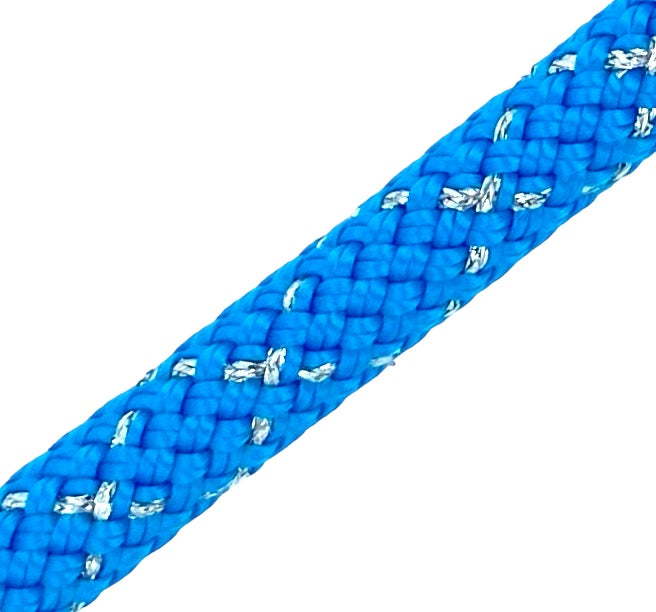 Sjippetov Pastorelli NEW ORLEANS, Blå/Sølv.

Pastorelli NEW ORLEANS sjippetov er af den bedste kvalitet og et foretrukkent mærke hos topgymnasterne indenfor rytmisk gymnastik.
FIG-godkendt til konkurrencer. 
Længde 3 m. 
Diameter 9 mm.
Sjippetovet ha