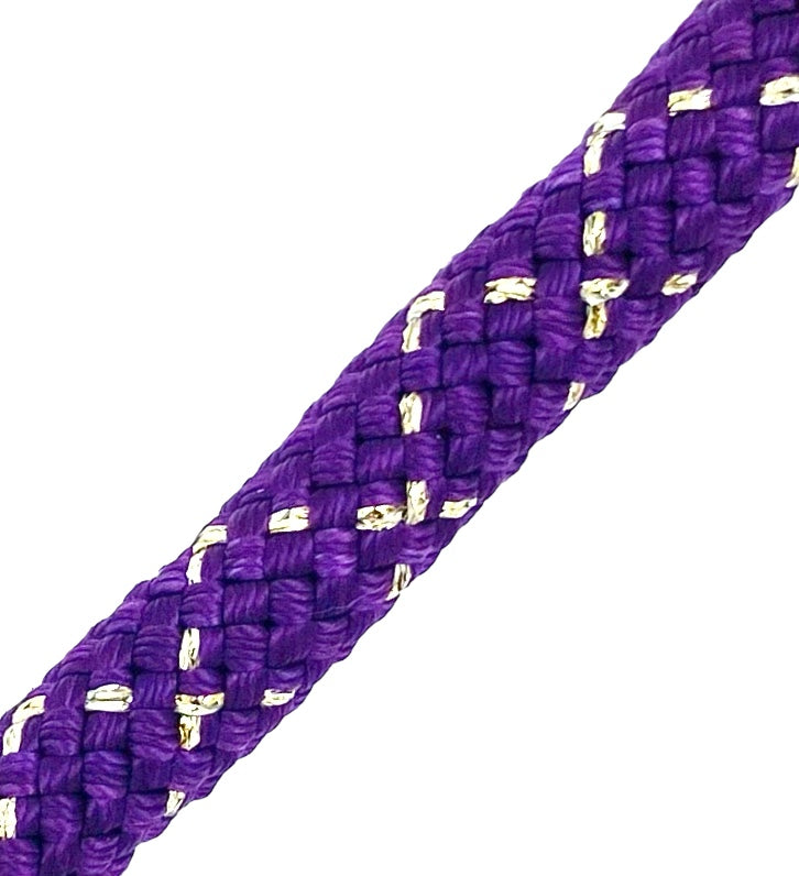 Sjippetov Pastorelli NEW ORLEANS, Violet/Guld.

Pastorelli NEW ORLEANS sjippetov er af den bedste kvalitet og et foretrukkent mærke hos topgymnasterne indenfor rytmisk gymnastik.
FIG-godkendt til konkurrencer. 
Længde 3 m. 
Diameter 9 mm.
Sjippetovet