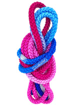 Sjippetov Pastorelli PATRASSO, Blå, Lyserød og Pink.
Ensfarvet sjippetov med god vægt og tyngde til rytmisk gymnastik, opvisning og konkurrence.
Dette produkt er F.I.G. godkendt og kan bruges til konkurrencer.
Nylontov på 315 cm.