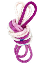 Sjippetov Pastorelli PATRASSO, Cyclamen og Lys Pink UV.
Ensfarvet sjippetov med god vægt og tyngde til rytmisk gymnastik, opvisning og konkurrence.
Dette produkt er F.I.G. godkendt og kan bruges til konkurrencer.
Nylontov på 315 cm.