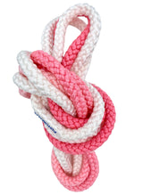 Sjippetov Pastorelli PATRASSO, Hvid og Koral UV.
Ensfarvet sjippetov med god vægt og tyngde til rytmisk gymnastik, opvisning og konkurrence.
Dette produkt er F.I.G. godkendt og kan bruges til konkurrencer.
Nylontov på 315 cm.