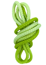 Sjippetov Pastorelli PATRASSO, Limegrøn og Grøn UV.
Ensfarvet sjippetov med god vægt og tyngde til rytmisk gymnastik, opvisning og konkurrence.
Dette produkt er F.I.G. godkendt og kan bruges til konkurrencer.
Nylontov på 315 cm.