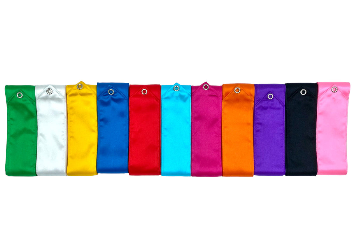 MALA vimpler fås i mange forskellige flotte, klare farver - Grøn, Hvid, Gul, Blå, Rød, Lyseblå, Pink, Orange, Lilla, Sort, Lyserød. 

Passer til alle aldersgrupper, da vimplen kan tilpasses til den ønskede længde.

5 cm bredt rayonbånd.
Stav sælges s