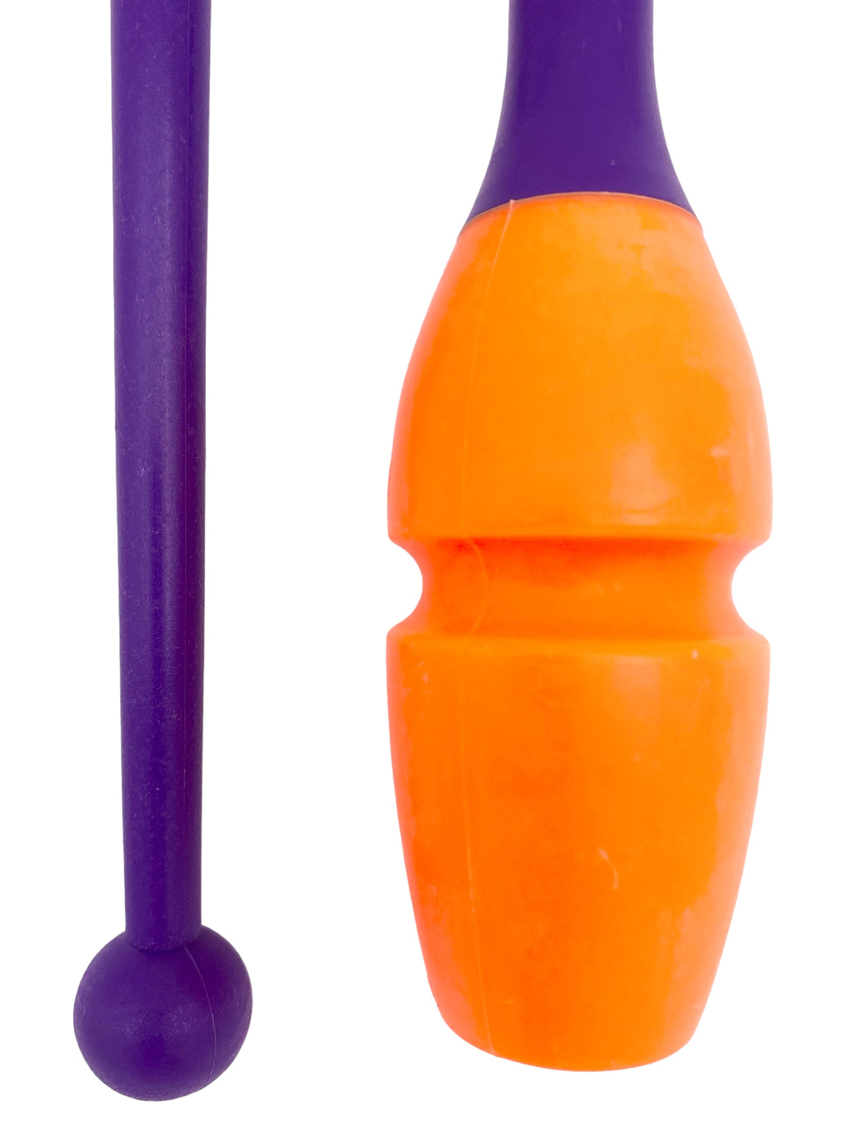 Tofarvet gymnastikkølle fra Pastorelli med en krop (den orange del) af gummi, hvilket gør, at køllen kan stødes mod gulvet og springe tilbage. 
Køllerne kan også sættes sammen i forlængelse af hinanden.

En farverig kølle til træning, opvisning, show