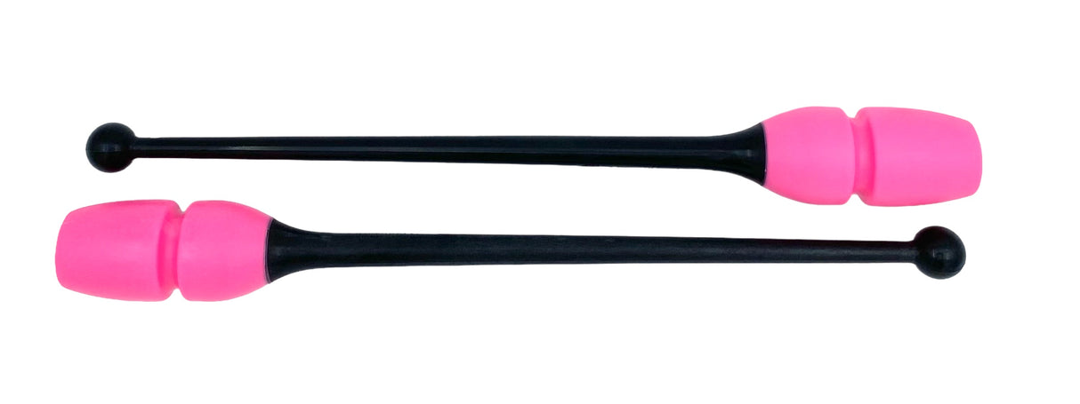 Tofarvet gymnastikkølle fra Pastorelli med en krop (den pink del) af gummi, hvilket gør, at køllen kan stødes mod gulvet og springe tilbage. 
Køllerne kan også sættes sammen i forlængelse af hinanden.

En farverig kølle til træning, opvisning, show o