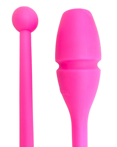 En farverig kølle til træning, opvisning, show og konkurrence.


Italienske Pastorelli står for den absolutte topkvalitet indenfor håndredskaber til rytmisk gymnastik. De tilbyder et bredt udvalg af udstyr, herunder tøndebånd, køller, bolde, vimpler 