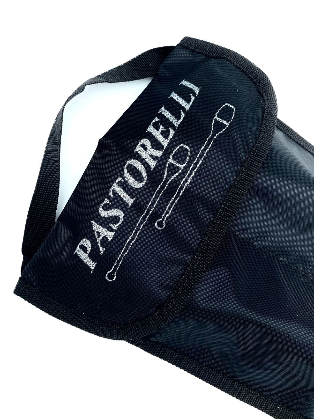 Praktisk opbevaringstaske fra Pastorelli med plads til 2 stk. gymnastikkøller.
Håndtag.
Lukkes med velcrobånd.