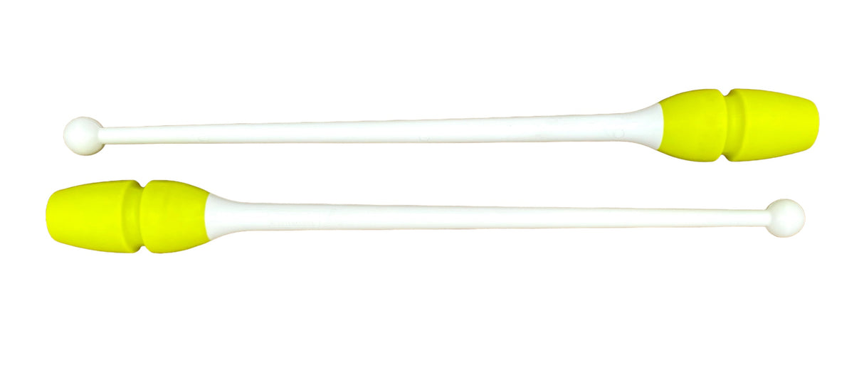 Tofarvet gymnastikkølle fra Pastorelli med en krop (den orange del) af gummi, hvilket gør, at køllen kan stødes mod gulvet og springe tilbage. 
Køllerne kan også sættes sammen i forlængelse af hinanden.

En farverig kølle til træning, opvisning, show