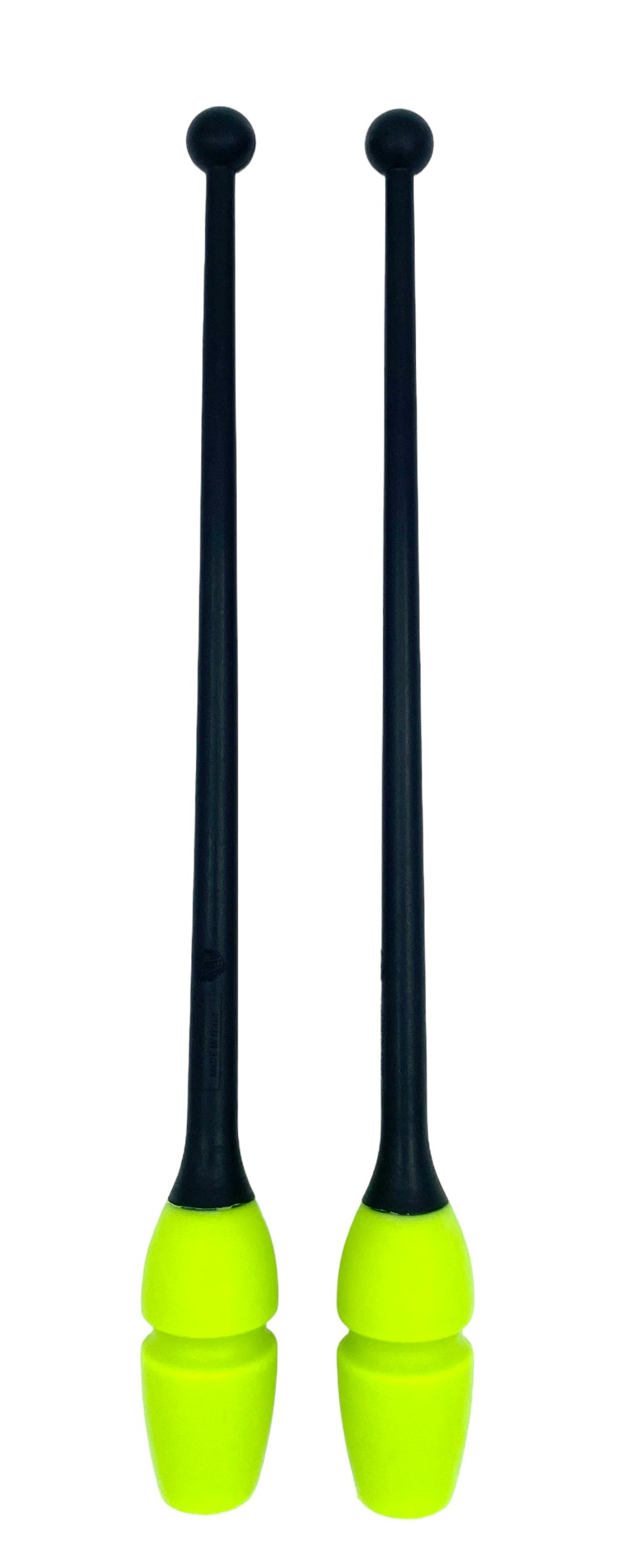 Tofarvet gymnastikkølle fra Pastorelli med en krop (den orange del) af gummi, hvilket gør, at køllen kan stødes mod gulvet og springe tilbage. 
Køllerne kan også sættes sammen i forlængelse af hinanden.

En farverig kølle til træning, opvisning, show