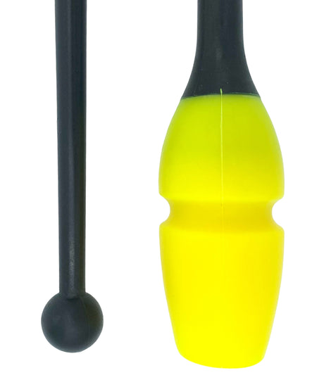 Tofarvet gymnastikkølle fra Pastorelli med en krop (den orange del) af gummi, hvilket gør, at køllen kan stødes mod gulvet og springe tilbage. 
Køllerne kan også sættes sammen i forlængelse af hinanden.

En farverig kølle til træning, opvisning, show