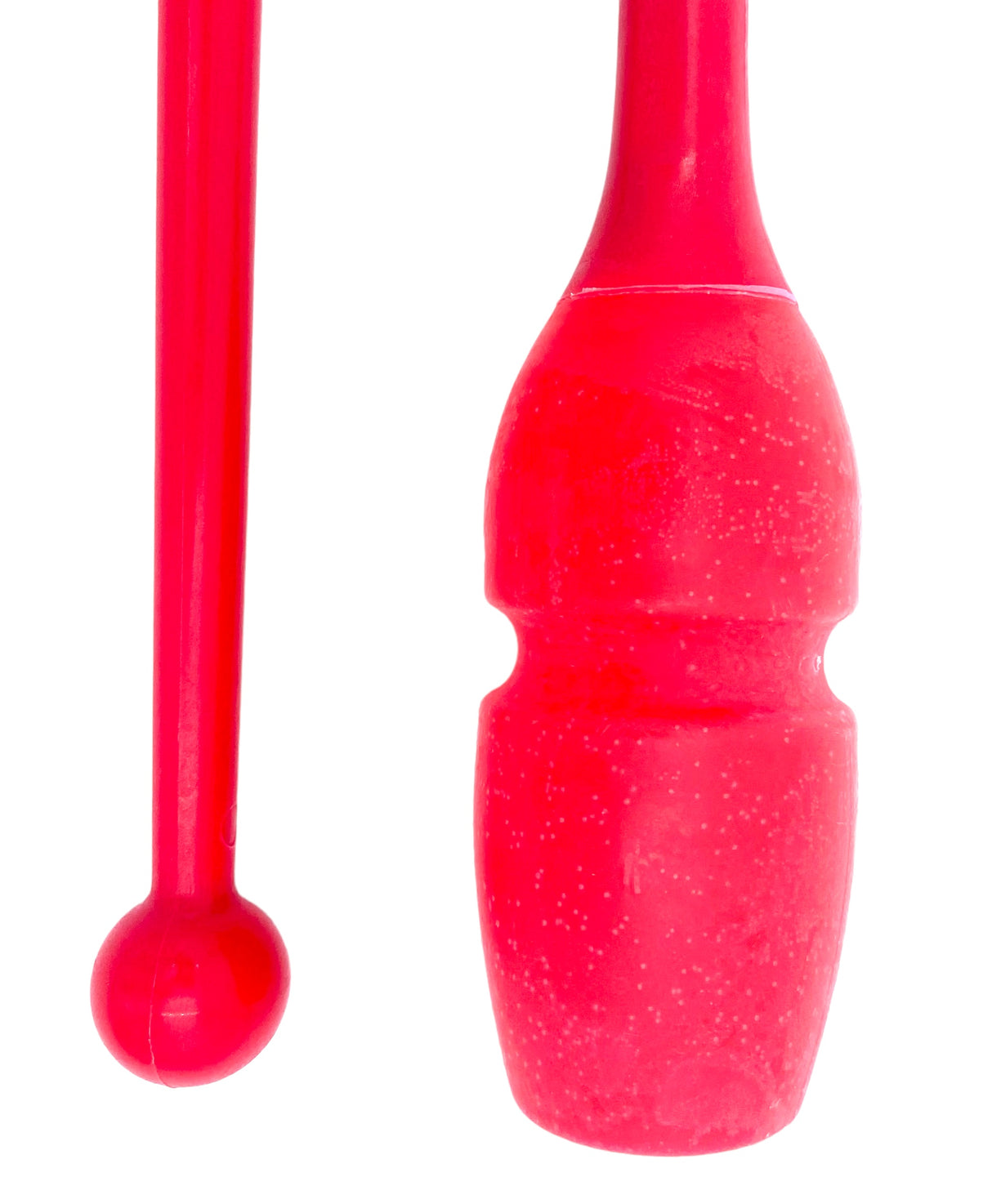 MASHA gymnastikkølle fra Pastorelli med både bounceeffekt og connectable.
Bounce betyder at køllen er lavet af gummi og derfor kan stødes mod gulvet og springe tilbage.
Connectable betyder at køllerne kan også sættes sammen i forlængelse af hinanden.