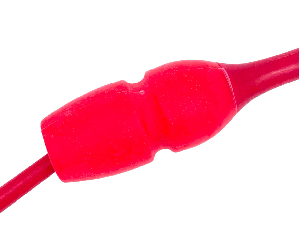 MASHA gymnastikkølle fra Pastorelli med både bounceeffekt og connectable.
Bounce betyder at køllen er lavet af gummi og derfor kan stødes mod gulvet og springe tilbage.
Connectable betyder at køllerne kan også sættes sammen i forlængelse af hinanden.