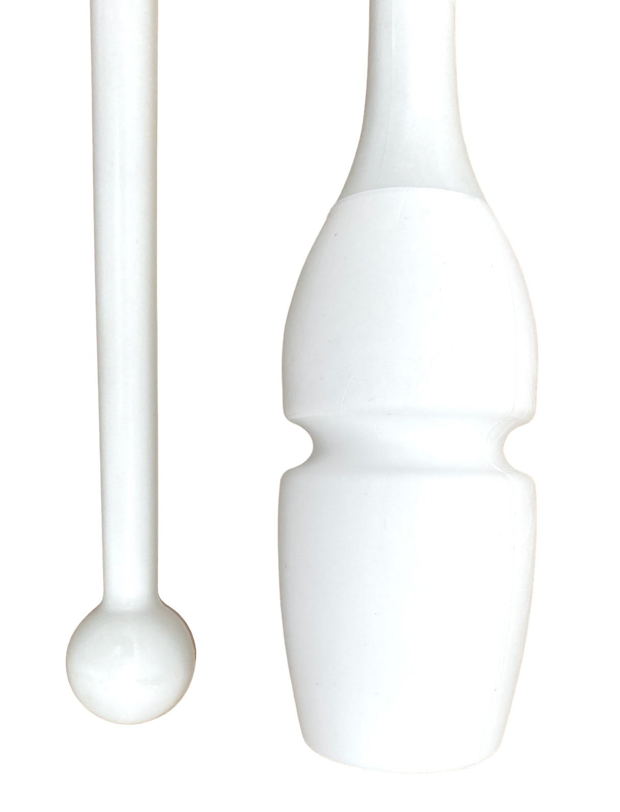 MASHA gymnastikkølle fra Pastorelli med både bounceeffekt og connectable.
Bounce betyder at køllen er lavet af gummi og derfor kan stødes mod gulvet og springe tilbage.
Connectable betyder at køllerne kan også sættes sammen i forlængelse af hinanden.