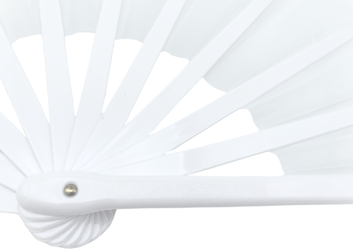 Hvid gymnastikvifte. Oplev elegance og effekt på opvisningsgulvet med vores gymnastikvifte. Denne vifte fås i flere forskellige farver, så du kan vælge den, der passer bedst til din stil og optræden. Når viften er udslået, måler den imponerende 60 cm