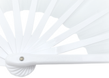 Hvid gymnastikvifte. Oplev elegance og effekt på opvisningsgulvet med vores gymnastikvifte. Denne vifte fås i flere forskellige farver, så du kan vælge den, der passer bedst til din stil og optræden. Når viften er udslået, måler den imponerende 60 cm