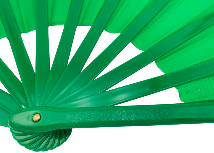 Grøn gymnastikvifte. Oplev elegance og effekt på opvisningsgulvet med vores gymnastikvifte. Denne vifte fås i flere forskellige farver, så du kan vælge den, der passer bedst til din stil og optræden. Når viften er udslået, måler den imponerende 60 cm